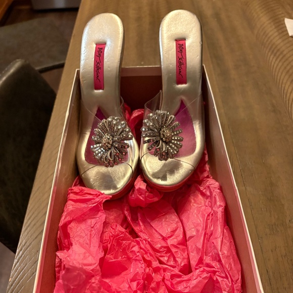Betsey Johnson Starburst size 9 - Picture 1 of 3